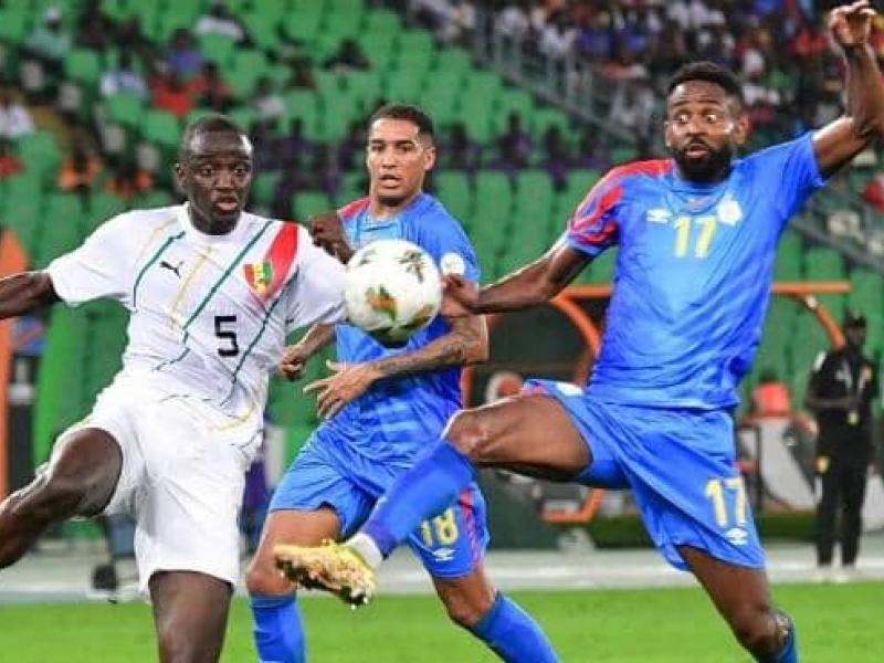 Deux Léopards en duel avec un guinéen lors de la CAN Côte d'Ivoire 2023. [Photo d'illustration]