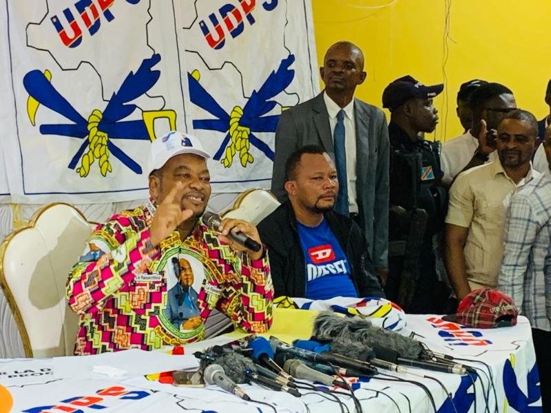 Le député national Eteni Longondo assis à gauche Gecko Beia, président de Force du progrès