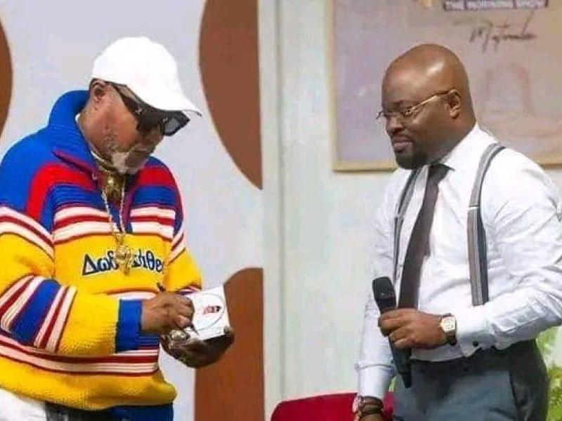 Le chroniqueur Jessy Kabasele et le musicien Koffi Olomide lors d'une émission 