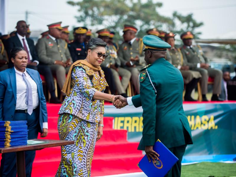 La Première ministre Judith Suminwa Tuluka remettant les brevets aux lauréats de la 4ème promotion de l'Ecole de Guerre de Kinshasa
