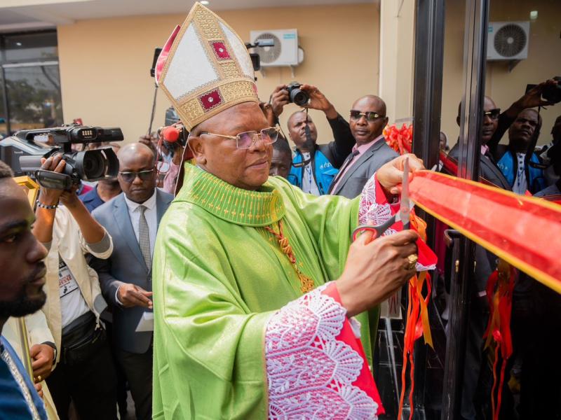 Le Cardinal Fridolin Ambongo Besungu coupant le ruban symbolique