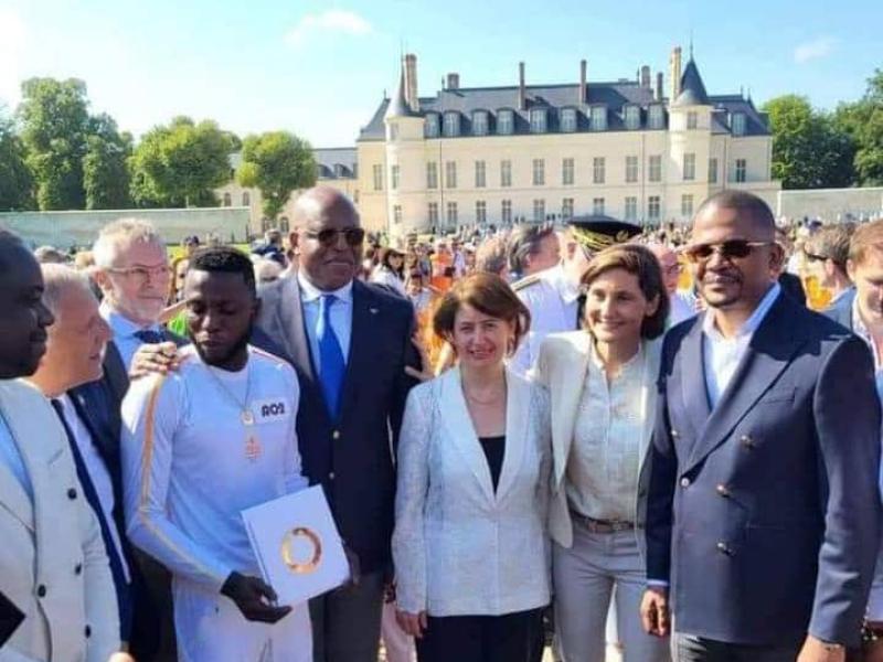 Le judoka Arnold Kisoka entouré de plusieurs personnalités dont le ministre Didier Budimbu et l'ambassadeur Émile Ngoy Kasongo.