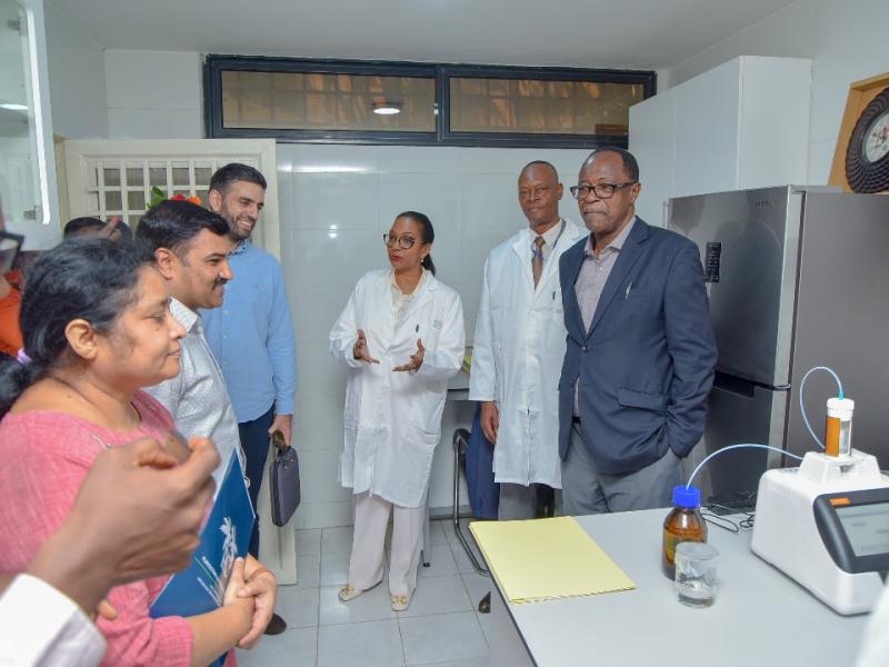 Monique Gieskes, DG de PHC, visite le nouveau laboratoire de contrôle qualité implanté en son siège situé à Kinshasa, Gombe.