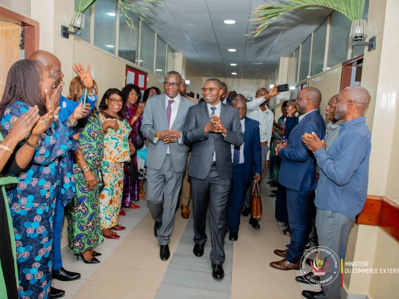 Le Ministre Julien Paluku Kahongya ovationné par ses agents lors de sa visite au secrétariat général du ministère de commerce extérieur