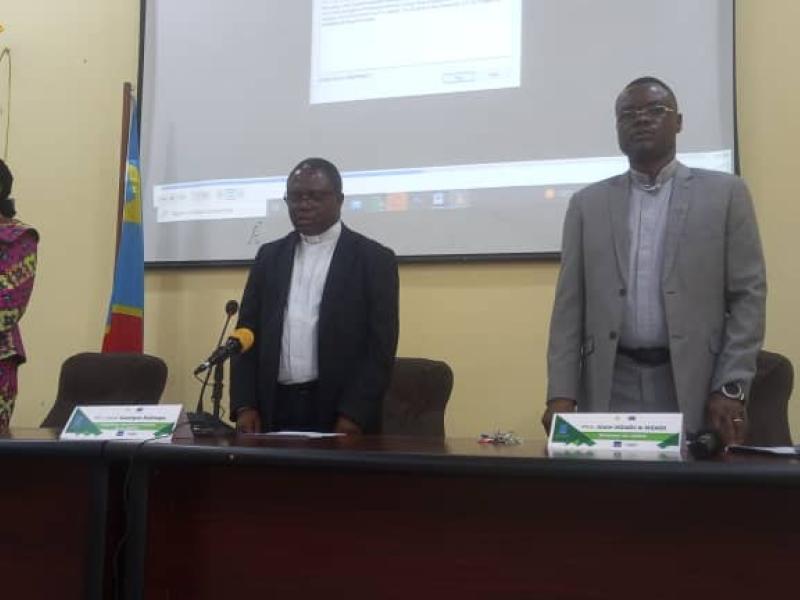 A droite, prof Angélique Sita Mwila, directrice du CRIDHAC, au milieu abbé Georges Kalenga, deuxième secrétaire général de la CENCO et à gauche père Alain Nzadi-A-Nzadi, directeur du CÉPAS et rédacteur de Congo-Afrique.