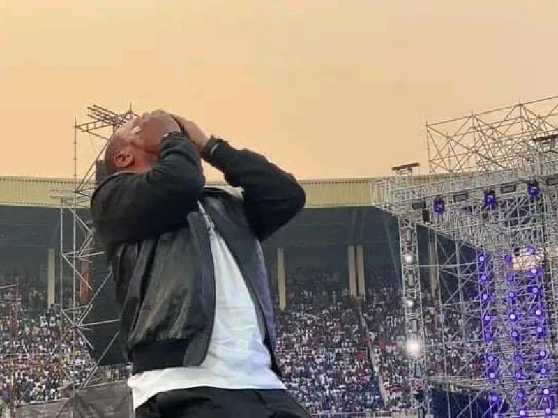 L'artiste musicien Mike Kalambayi lors de sa prestation au Stade des martyrs, samedi 27 juillet 2024