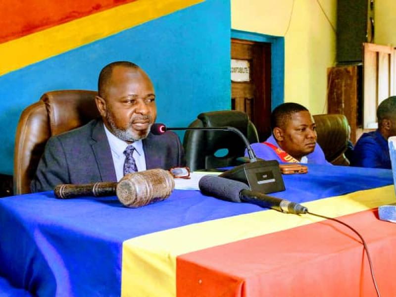 Le Président de l'Assemblée provinciale du Kasaï Alain tshisungu à la perchoir.