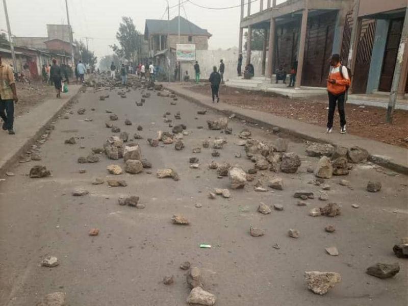 Des barricades sur la route Katoy-Birere en ville de Goma suite à l'assassinat d'un vendeur des unités