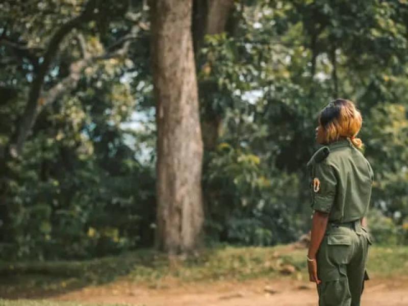 Une éco-garde dans le Parc National des Virunga. Crédit photo : Tristan Chopard