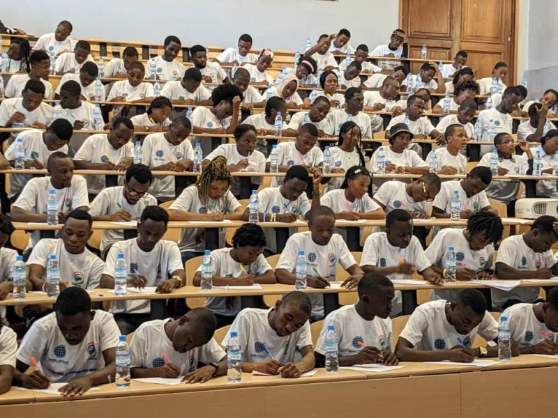 Les élèves et les étudiants qui passent un test d'admission [photo d'illustration]