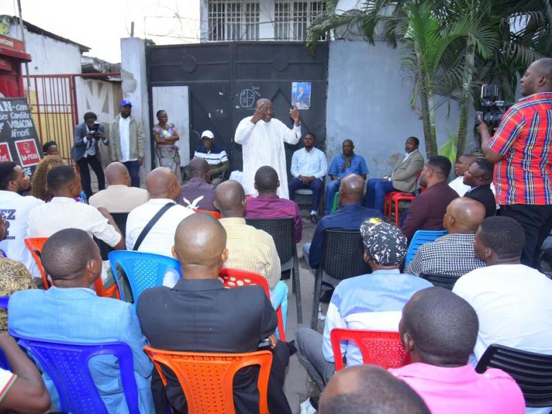 Le Rapporteur de l'Assemblée nationale, le professeur Jacques Djoli échangeant avec la jeunesse de Lofoy vivant à Kinshasa