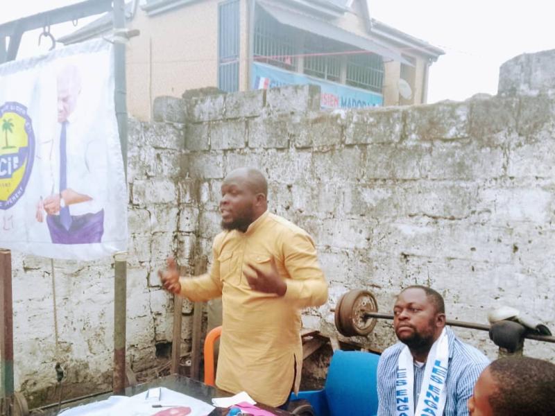 Le Coordonnateur de la structure "les engagés", Daniel Lupini et quelques membres de la jeunesse de l'Ecidé devant les jeunes de N'djili.