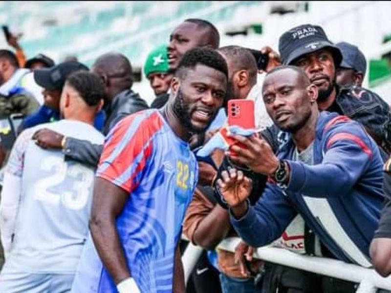 Chancel Mbemba et quelques fans des Léopards à Murcia. [Photo d'illustration]