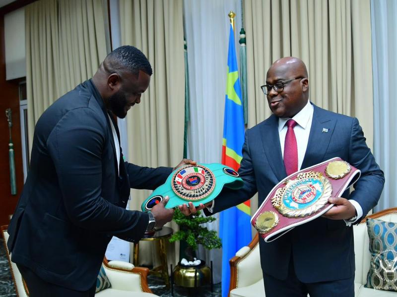 Le boxeur congolais Martin Bakole présente au chef de l'État Félix Tshisekedi ces deux ceintures, lundi 12 août à la Cité de l'Union africaine