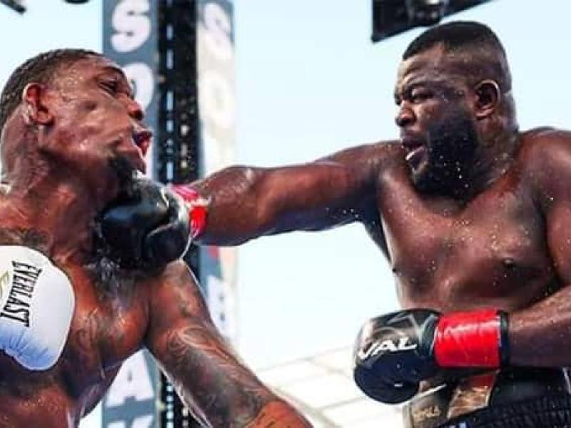Martin Bakole en train de donner des coups à Jared Anderson. [Photo d'illustration]