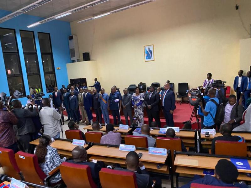 Le gouverneur Bumba et les membres de son gouvernement lors de l'investiture à l'Assemblée provinciale de Kinshasa, samedi 03 août 2024