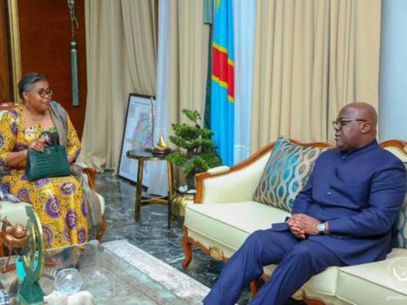 La Première ministre Judith Suminwa Tuluka échangeant avec le Président de la République Félix Antoine Tshisekedi Tshilombo après sa nomination