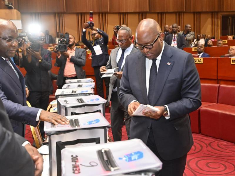 Le sénateur Jean-Michel Sama Lukonde en plein vote au Sénat