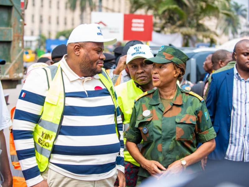 Le Gouverneur de la ville de Kinshasa Daniel Bumba aux côtés de ses collaborateurs et à droite d'une FARDC