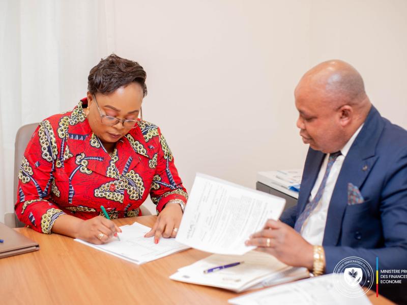 La ministre provinciale des Finances et Economie Yvette Tembo Kulemfuka et le Directeur général de la DGRK Michée Musaka Mayelenkay