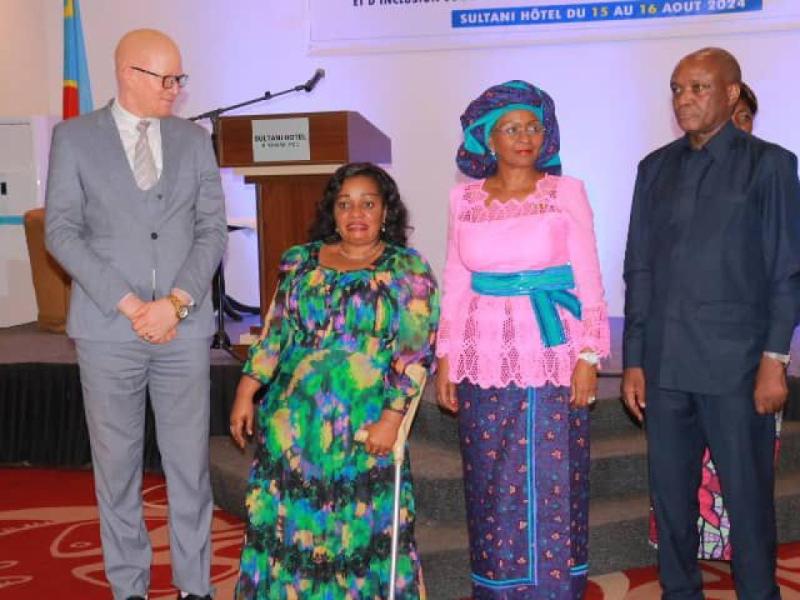 Les ministres Irène Esambo et Nathalie-Aziza Munana entourées de François Kasanda et Henry Limbaka à l'hôtel Sultani.