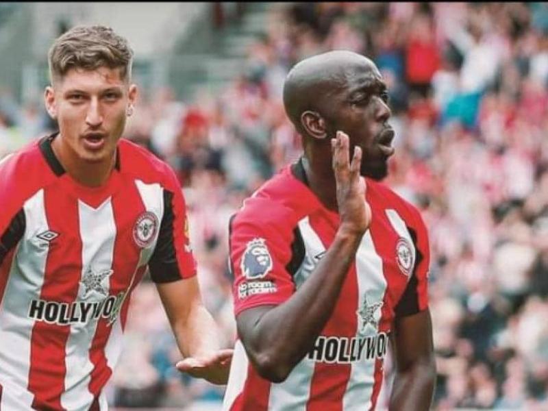 Yoane Wissa en pleine célébration de son but avec l'un de ses coéquipiers de Brentford