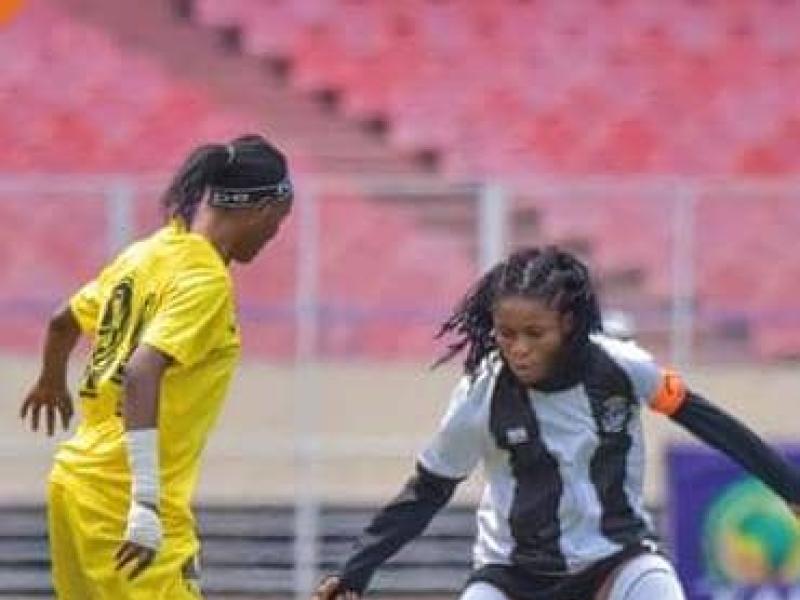 Une joueuse de Mazembe en duel avec celle du CSM Diables noires.