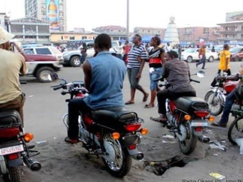 Quelques motocycles  dans un parketing à Kinshasa [ Photo d'illustration]