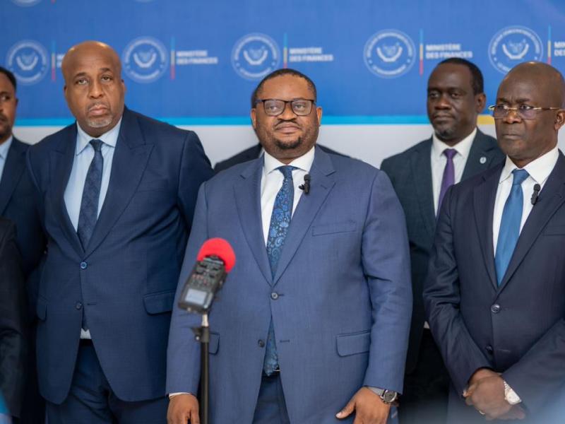 De gauche à droite, le ministre des hydrocarbures, le ministre des finances et le ministre du commerce extérieur.