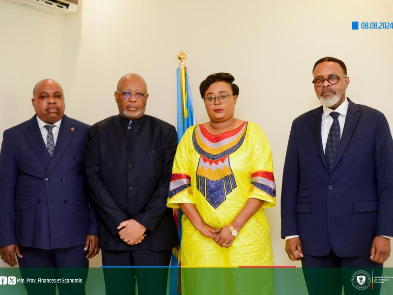 La ministre kinoise des Finances et Economie Yvette Tembo Kulemfuka entourée, de gauche à droite, du DG de la DGRK Michée Musaka, du DG du FONAK Jean Claude Muissa et DGA du FONAK Bébé Kasongo
