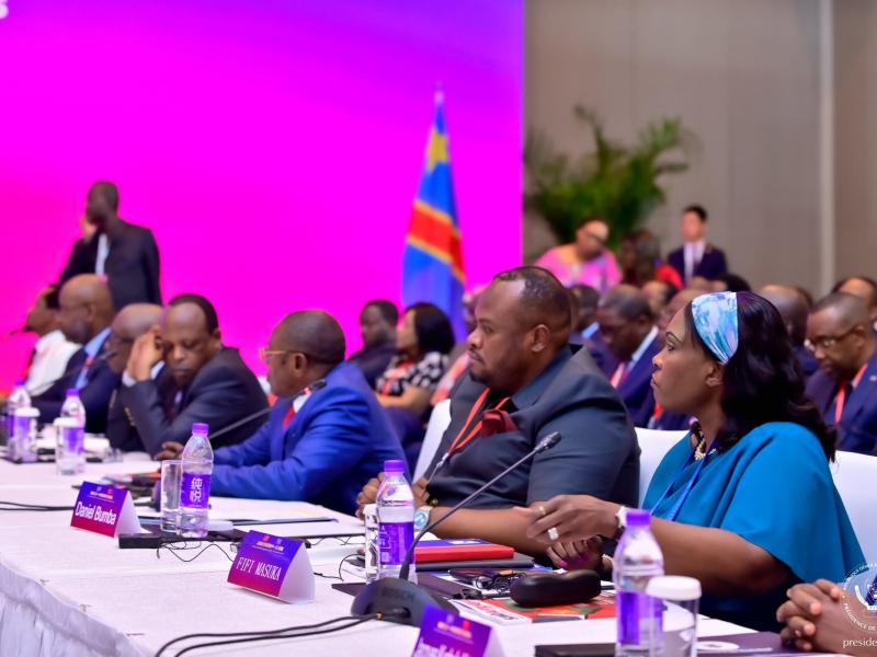 Le gouverneur de la ville de Kinshasa Daniel Bumba assis aux côtés de la gouverneure du Lualaba Fifi Masuka lors du forum Chine-RDC