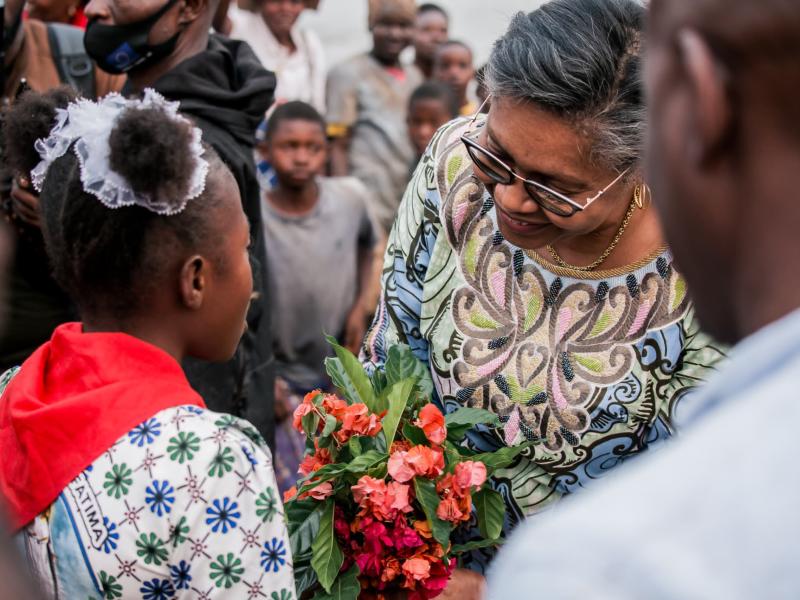 La Première Ministre, Judith Suminwa Tuluka, reçoit une gerbe de fleurs à son arrivée à Luozi