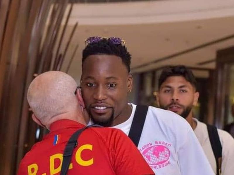 Lionel Mpasi en accolade fraternelle avec un membre du staff technique des Léopards.