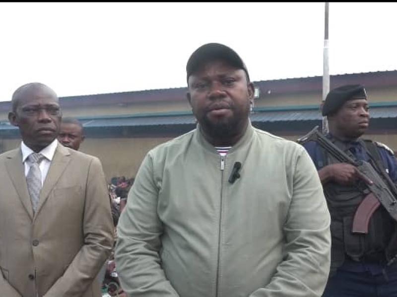 Le vice-ministre de ma justice Samuel Mbemba au cours d'une déclaration après les événements