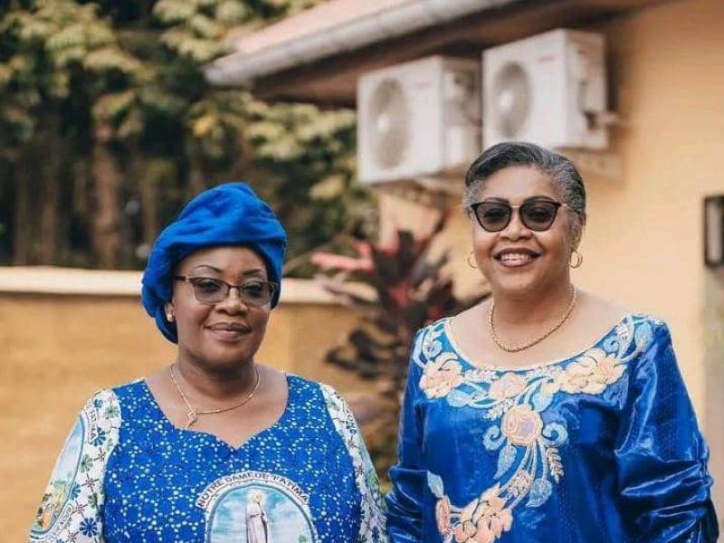 De gauche à droite, la sénatrice Néfertiti Ngudianza et la Première ministre Judith Suminwa Tuluka