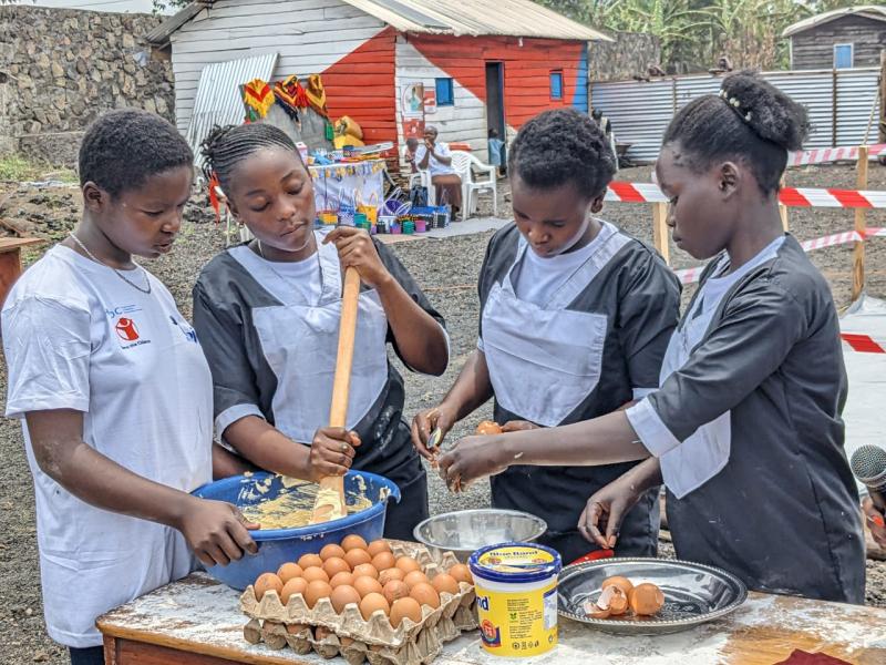 Les jeunes filles déplacées qui ont été formées montrent comment elles ont appris à fabriquer des gâteaux au site de Rusayo [photo d'illustration]