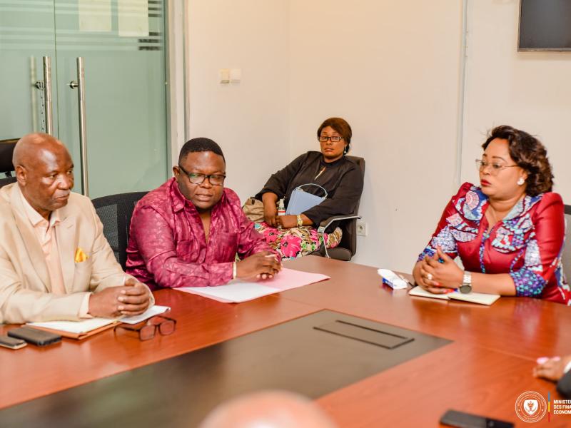 La ministre provinciale des Finances et Economie de Kinshasa, Yvette Tembo Kulemfuka, et le Directeur général de la DGPEK, Moïse Mupata Mawa (en chemise rouge)