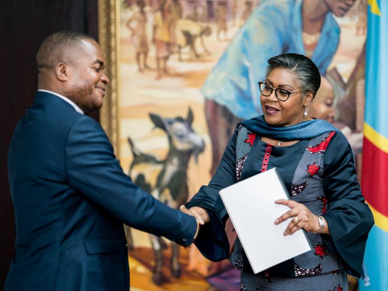 Le président du Conseil supérieur de la magistrature remet à la Première ministre Judith Tuluka les provisions budgétaires du pouvoir judiciaire, jeudi 05 septembre à la Primature