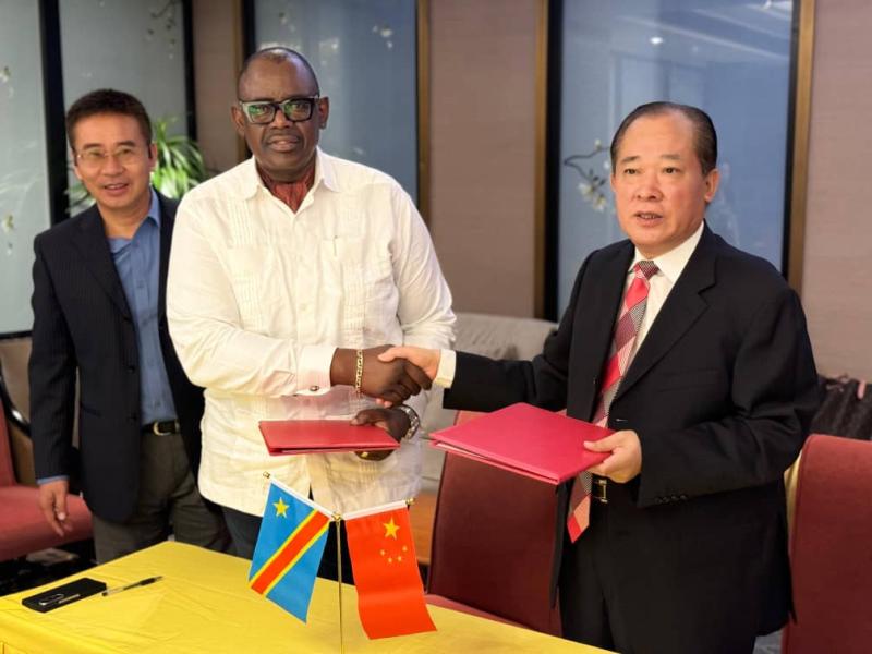 Louis Watum et le représentant de la société China national Huachen Energy Holding Groupe, samedi 07 septembre à Beijing