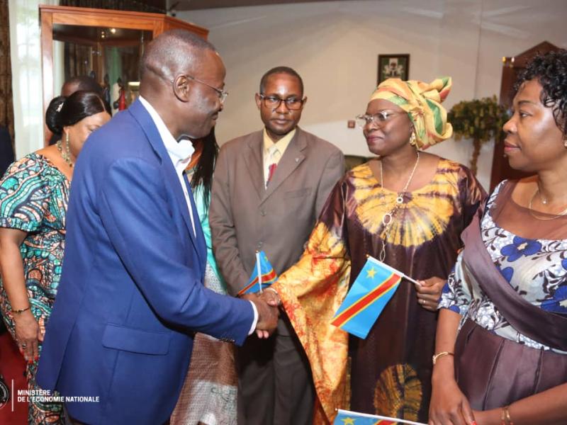 Le VPM en charge de l'Économie Nationale, Daniel Mukoko Samba  salue quelques membres de la représentation diplomatique de la RDC au Nigeria, à son arrivée à Abuja