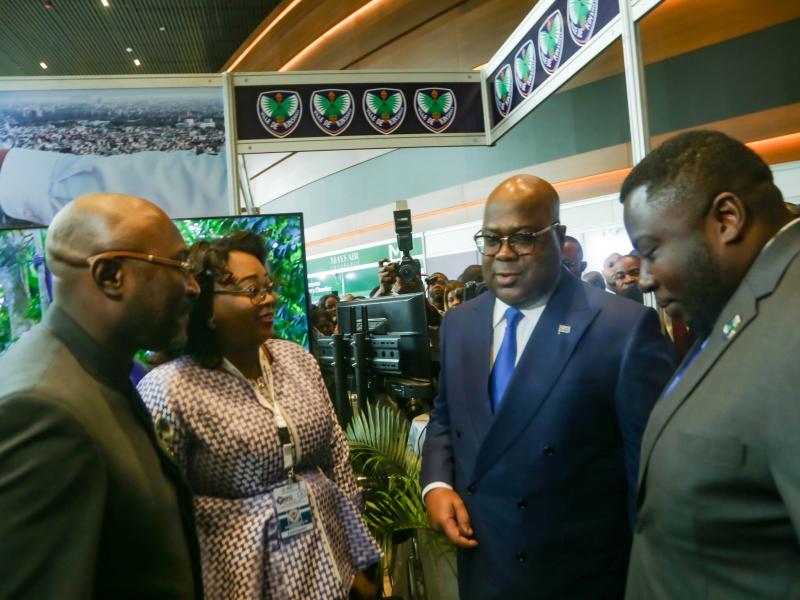 Tshisekedi Tshilombo échangeant avec les ministres provinciaux de Kinshasa Yvette Tembo Kulemfuka, Alain Tshilungu et Jésus Noël Sheke