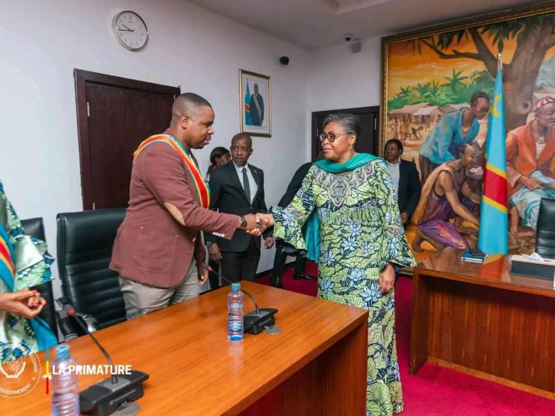 Poignée de main entre la Première Ministre Judith Tuluka et Willy Nzembela Buloba, conseiller communal de Bipemba à Mbuji mayi, province du Kasaï Orientale et  Coordonnateur du collectif entouré de ses deux collègues