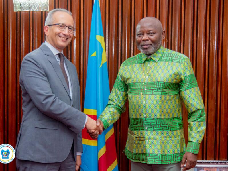 Poignée de main entre le Président de la Chambre basse du Parlement, Vital Kamerhe, et Hesham Abdel Salam Elmekwad, Ambassadeur d'Égypte en RDC