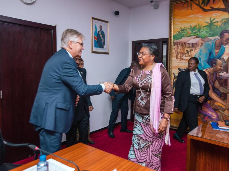 Poignée de main entre la Première Ministre, Judith Suminwa Tuluka et Jean-Pierre Lacroix, Secrétaire général adjoint de Nations-Unies en charge des opérations de paix.