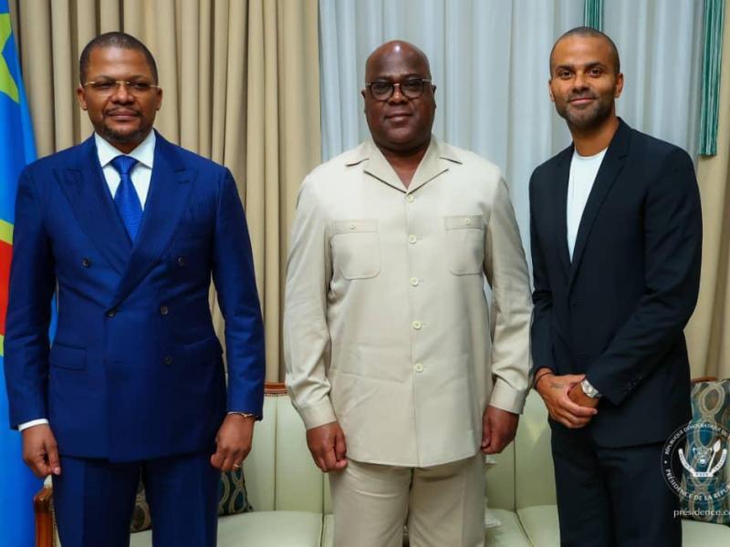 De gauche à droite, le ministre des sports Didier Budimbu, le chef de l'État Félix Tshisekedi et l'ancien basketteur Tony Parker