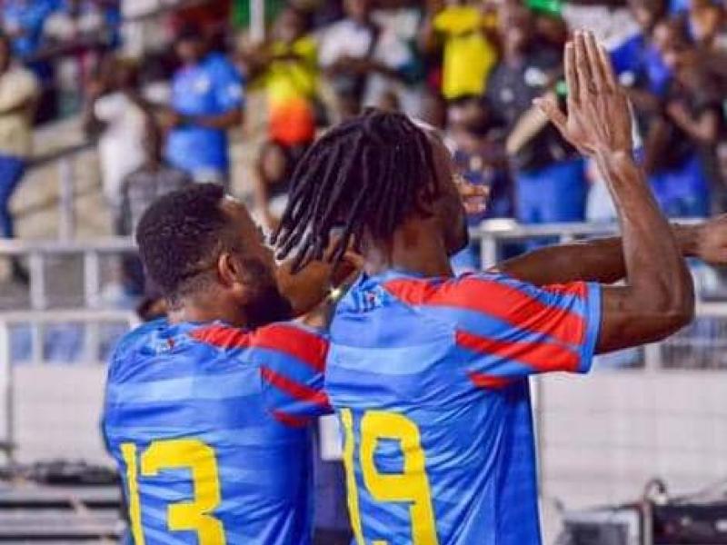 Meschack Elia et Fiston Mayele, en pleine célébration d'un but, au Stade Benjamin Mkapa national de Dar es Salam.
