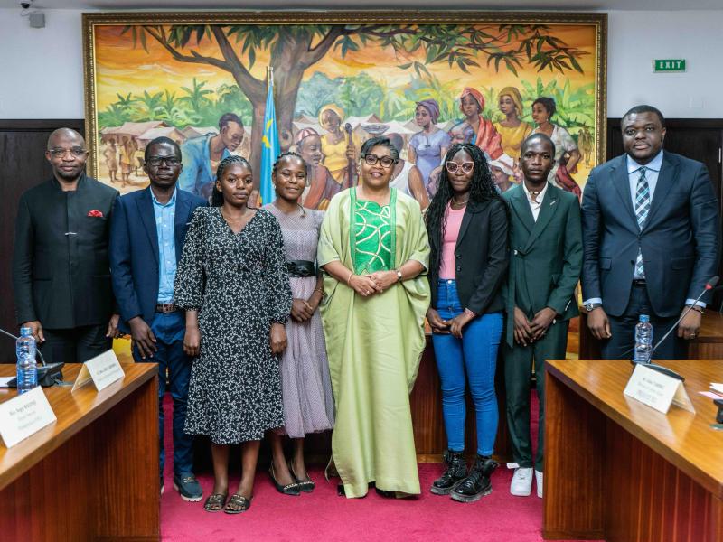 La Première Ministre Judith Suminwa pose avec le ministre de Formation Professionnelle Marc Ekila à l'extrême gauche de la photo, le Député national Auguy Kalonji, à l'extrême droite, ainsi que les lauréats de la Formation Professionnelle, bénéficiaires des bourses d'études du Maroc