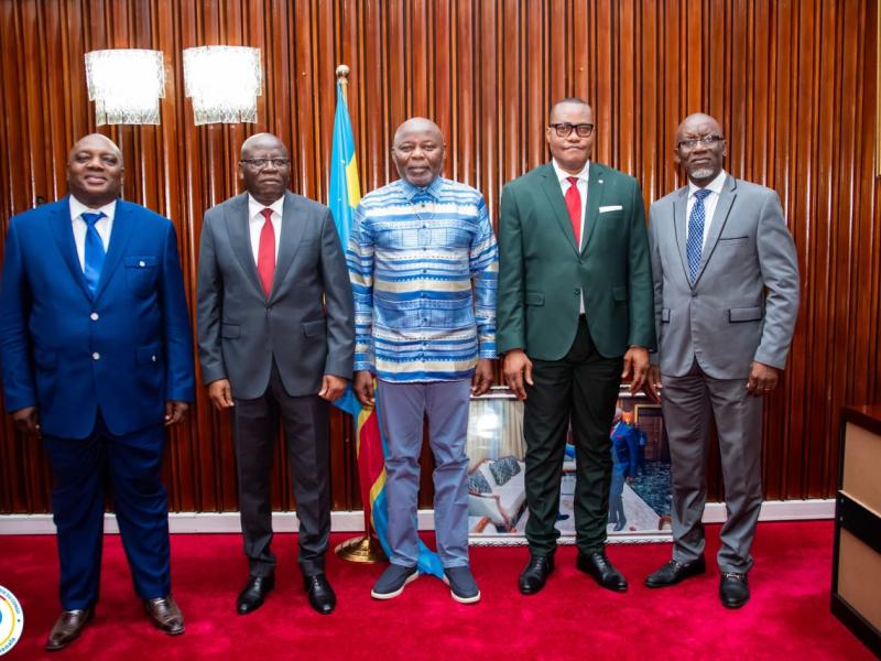 Vital Kamerhe, Président de la Chambre basse du Parlement, pose avec la délégation de la Cour des comptes