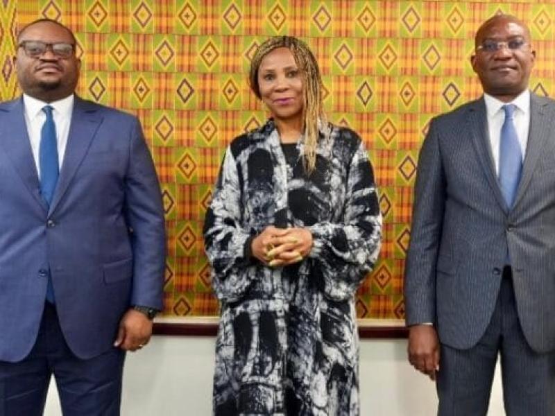 La Directrice du PNUD, entourée du Vice-premier ministre, ministre du Plan Guylain Nyembo à droite, et de son collègue des Finances, Doudou Fwamba, à gauche