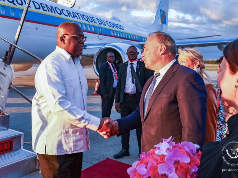 Le chef de l'État Félix Tshisekedi accueilli au pied de l'avion par le premier ministre hongrois à Budapest, dimanche 29 septembre 2024